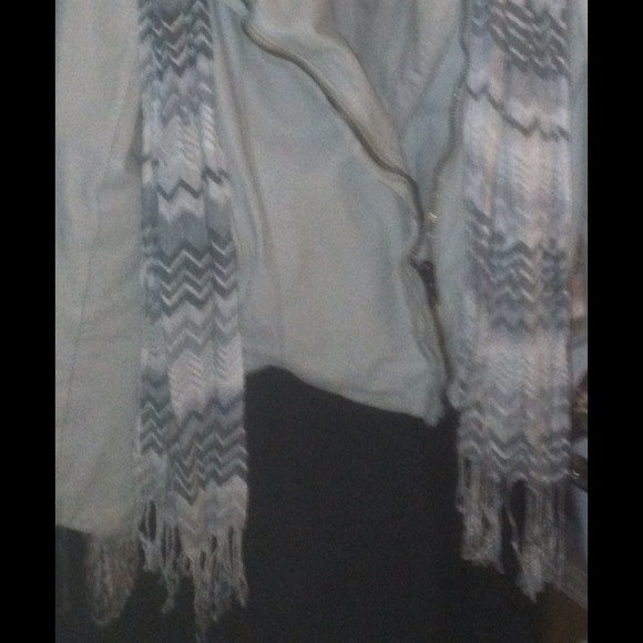 Sharp scarf adds style 66 inches long - Picture 3 of 4