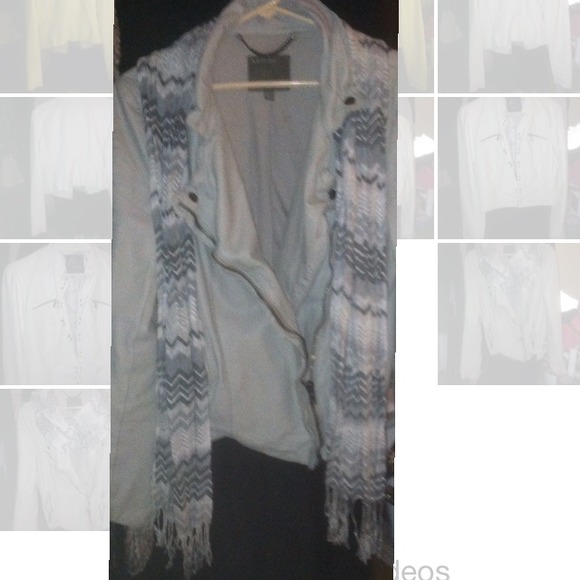 Sharp scarf adds style 66 inches long - Picture 4 of 4