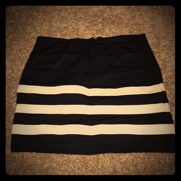 Forever 21 mini skirt Sz Medium black & cream