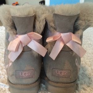 ✖️TRADED✖️Light Gray Breast cancer awareness uggs