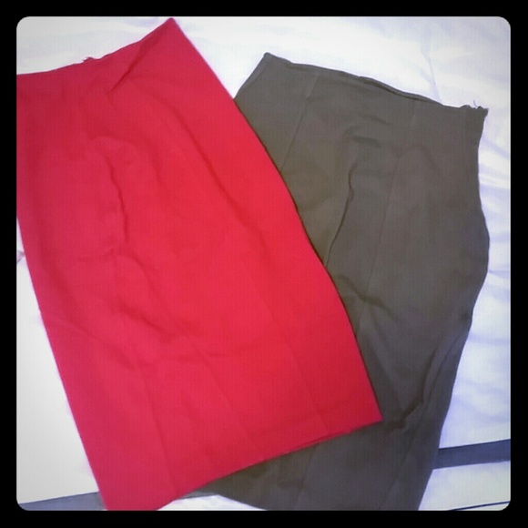Fitted knee length skirt(s)