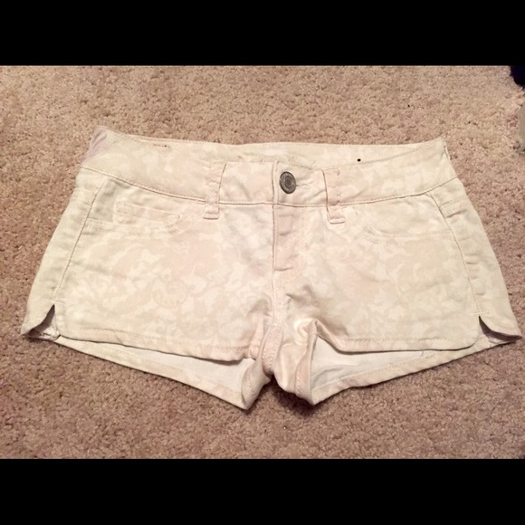 ❌SOLD❌ American Eagle White Floral Jean Shorts