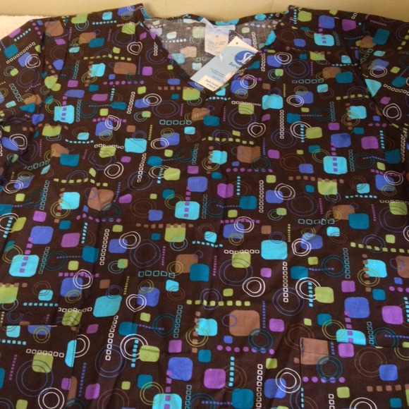 Scrub Top Size M - NWT