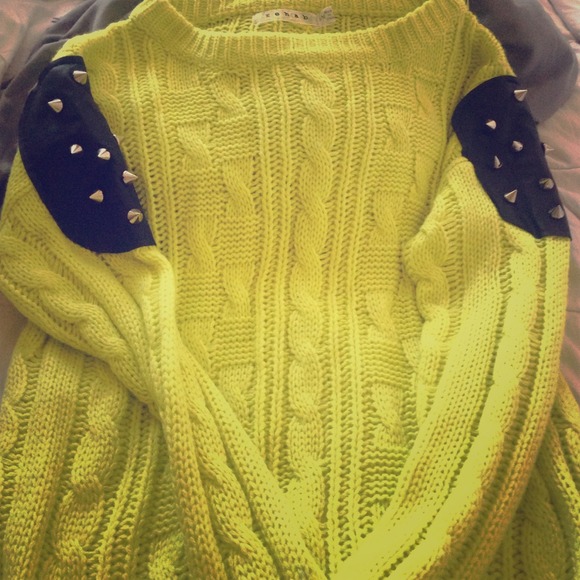 Sweater with spikes in shoulder