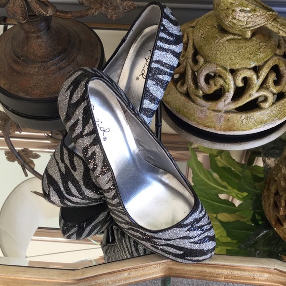 Qupid zebra print pump