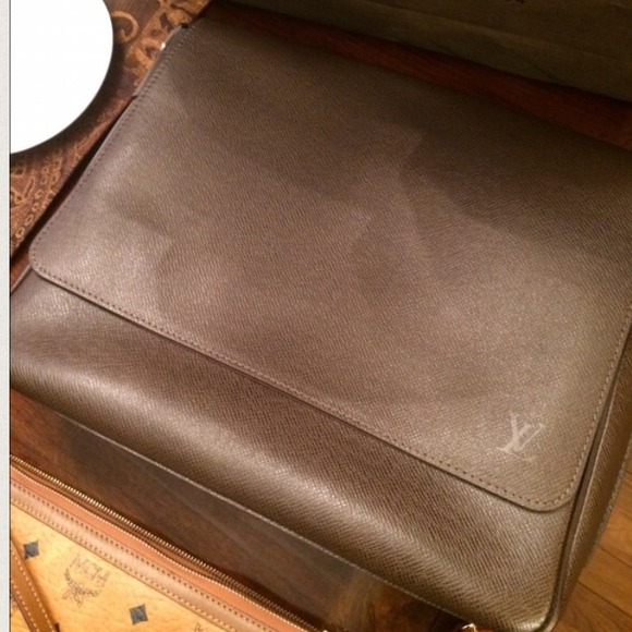 ❌❌❌SOLD Louis Vuitton Executive Crossbody Bag❌❌❌