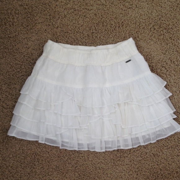 White and flirty hollister skirt. Size medium!