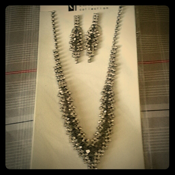 Elegant Black and Clear Rhinestone Necklace