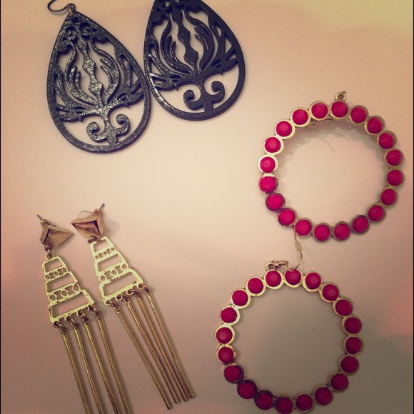 Bundle of earrings....