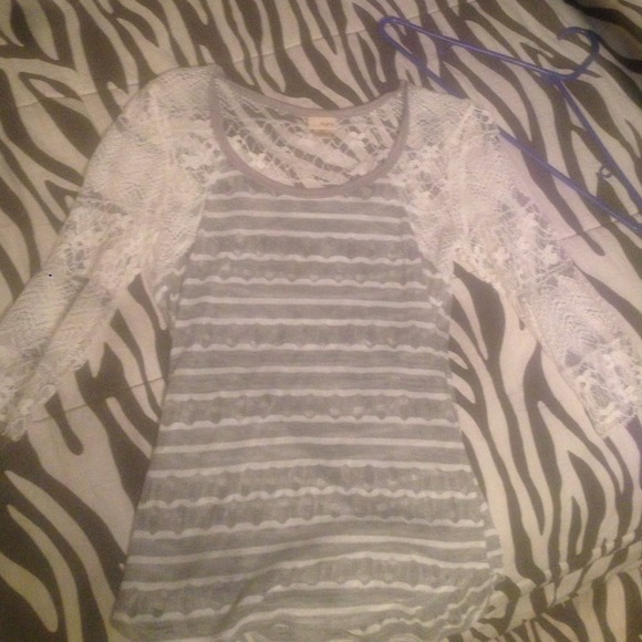 3/4 lace sleeve. Grey and white strips