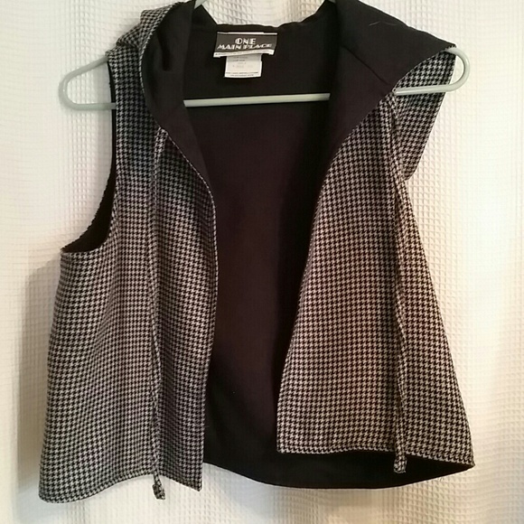 Houndstooth pattern crop vest.