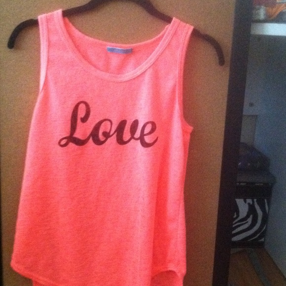 Tank top sayin "love" - Picture 1 of 2