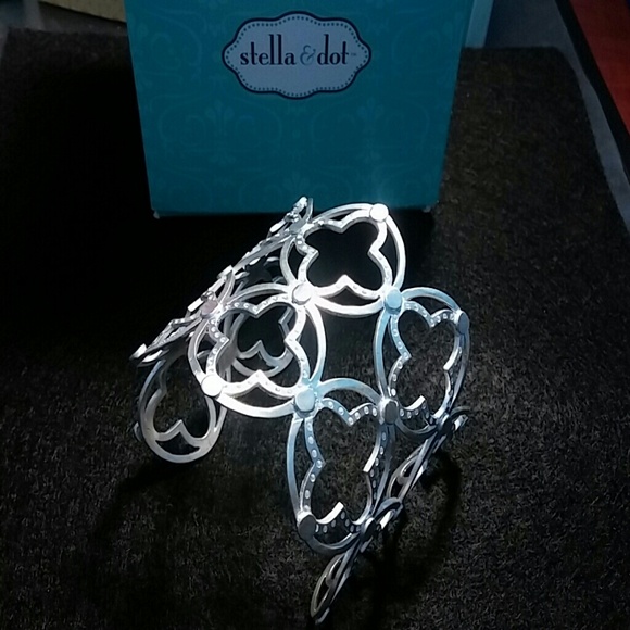 Stella & Dot Signature Clover Cuff