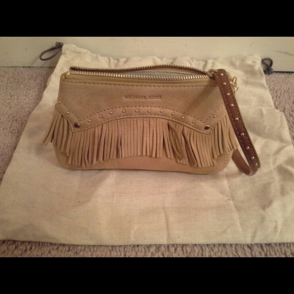 ¤SOLD¤Nwot. Suede Beige Michael Kors wristlet.
