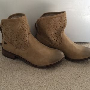 New& Cute Roxy booties