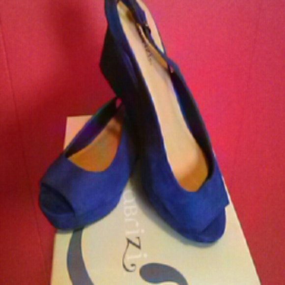 NWOT: Rubee Twilight Blue open toe shoes