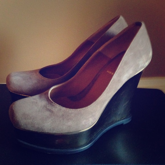 🎉 Host Pick🎉 AUTHENTIC FENDI Suede wedges