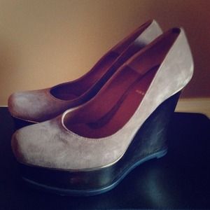 🎉 Host Pick🎉 AUTHENTIC FENDI Suede wedges