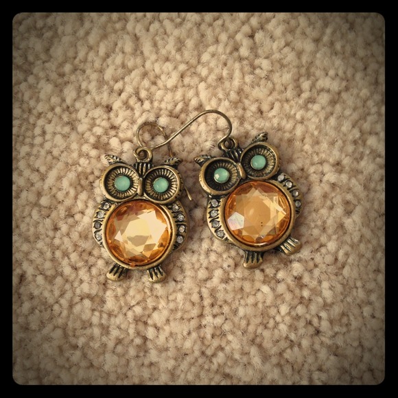 A pair of brand new diamond owel earings.