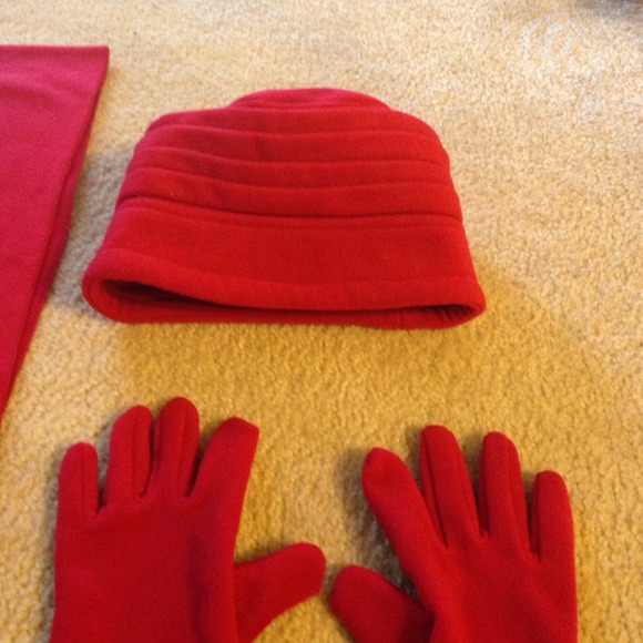 Hat gloves and scarf - Picture 2 of 4