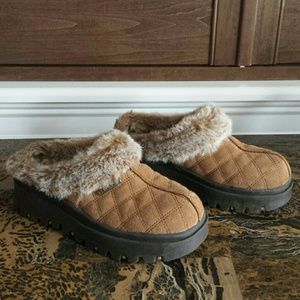 Skechers suede/fur wedge clogs