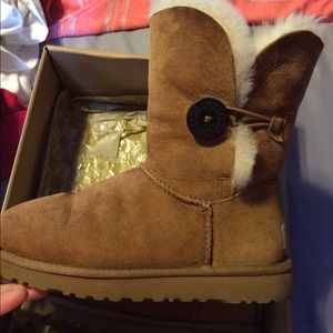 Ugg chestnut bailey button boots