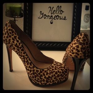Never been worn Pour La Victoire platform pumps