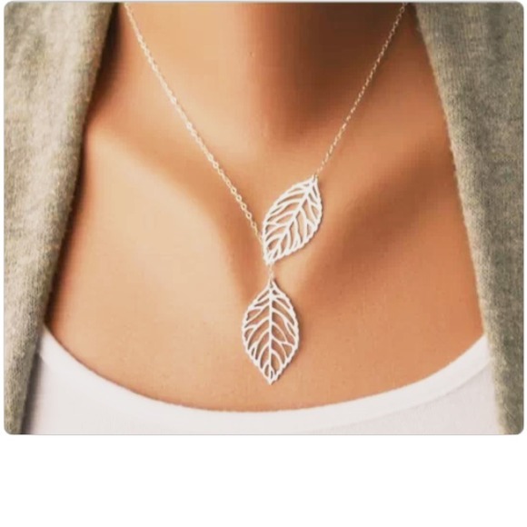 Jewelry - 🍂Silver Colored Leaf Necklace🍂