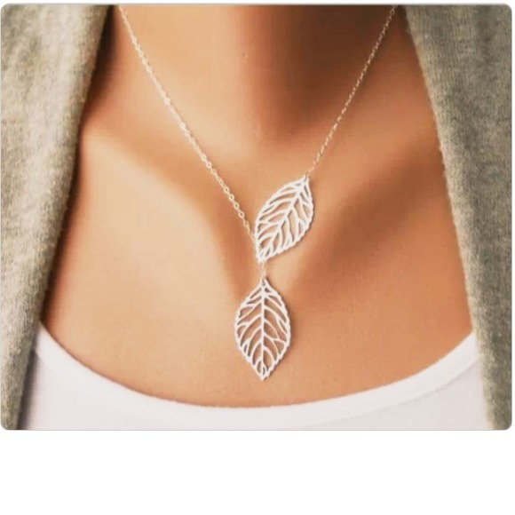 Jewelry - 🍂Silver Colored Leaf Necklace🍂