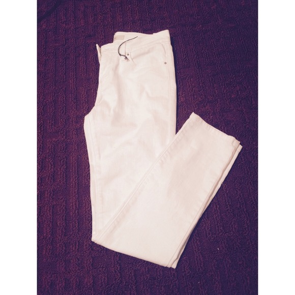 White Mid Rise Skinny Levi's Jeans