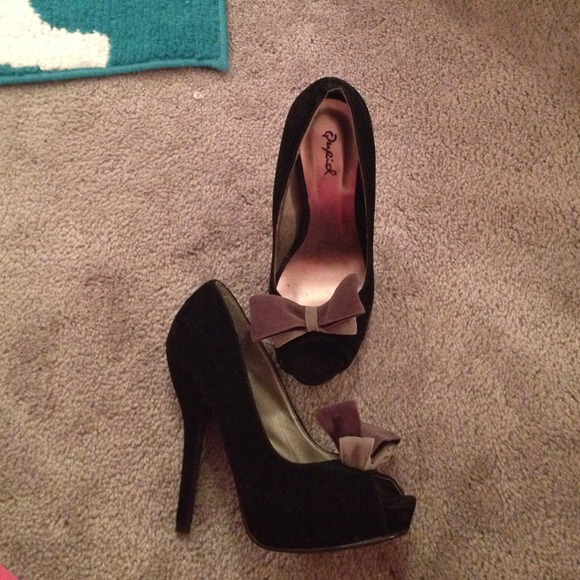 Black heals/pumps with grey bow