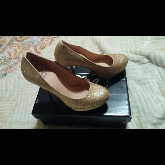 Sparkling Pumps - Picture 3 of 3