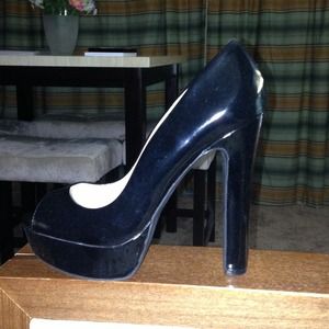 **SOLD*** Nine West peep toe platform pumps