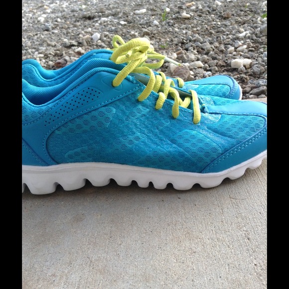 Danskin NOW sneakers