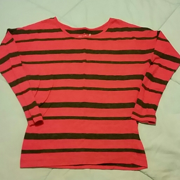 *Quarter length shirts with grey stripes