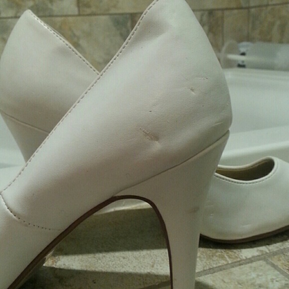* HP 2/19 *👠White Pointed Toe Heels👠 - Picture 2 of 3