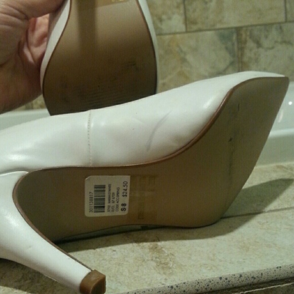* HP 2/19 *👠White Pointed Toe Heels👠 - Picture 3 of 3