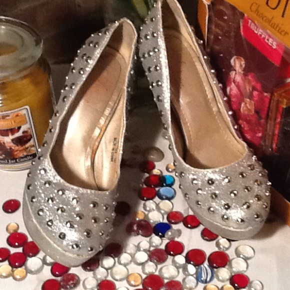 👠SALE👠Silver Glittery Studded Heels - Picture 3 of 4