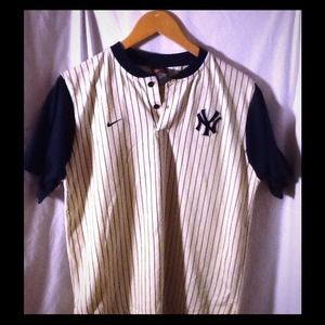 Young men's XL Nike NY Yankee t-shirt