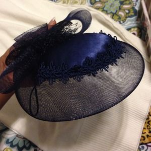 FASCINATOR HAT IN NAVY BLUE