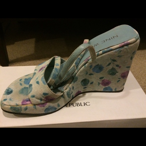 Blue flowers platform size 6