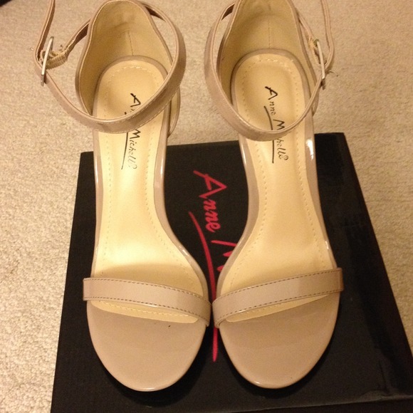 Nude Anne Michelle heels