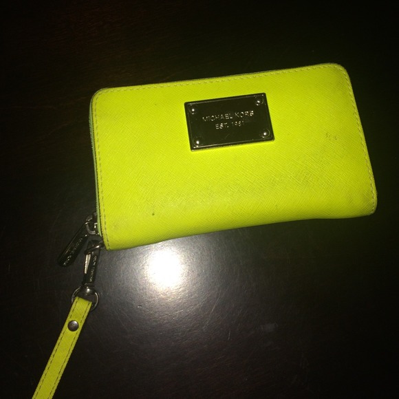 Michael kors jet set travel tech wristlet