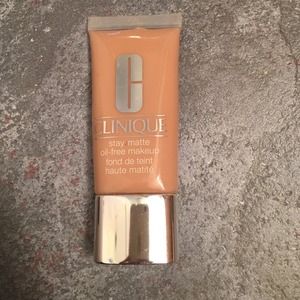 Clinique Stay Matte foundation in neutral