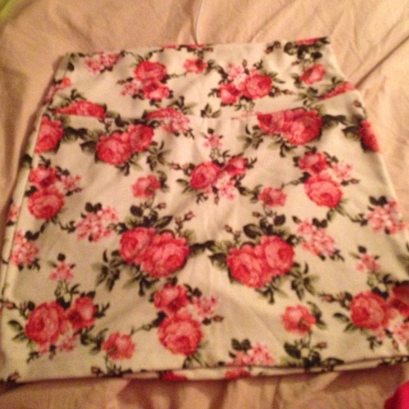 Fitted skirt