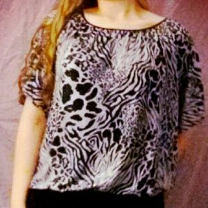 💕👕💖Black and white animal print top by Cato