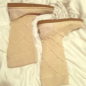 Cream knit UGGS!