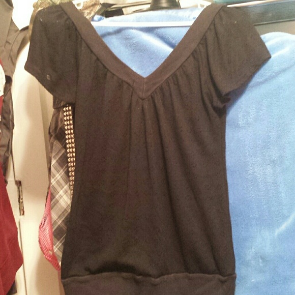 Comfy Cute Black V-Neck Front And Back - Picture 3 of 4