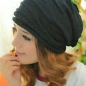 OVERSIZED BLACK BEANIE