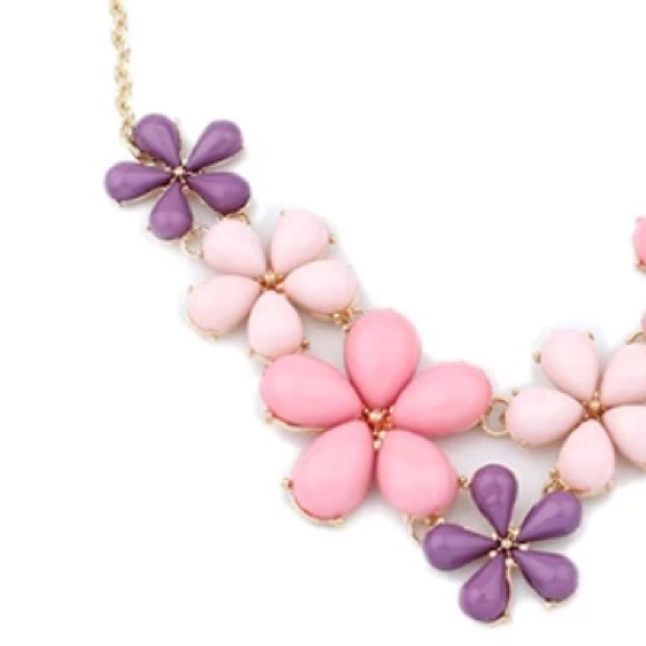 Jewelry - Pink flower necklace